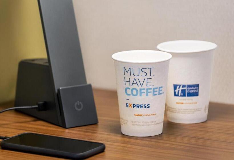 هتل Holiday Inn Express & Suites Philadelphia   Mt Laurel, An Ihg