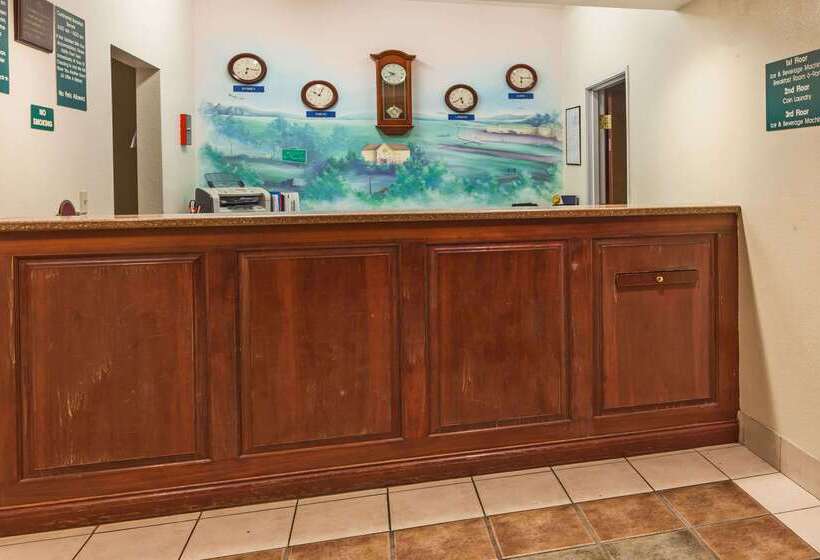 هتل Howard Johnson By Wyndham Airport