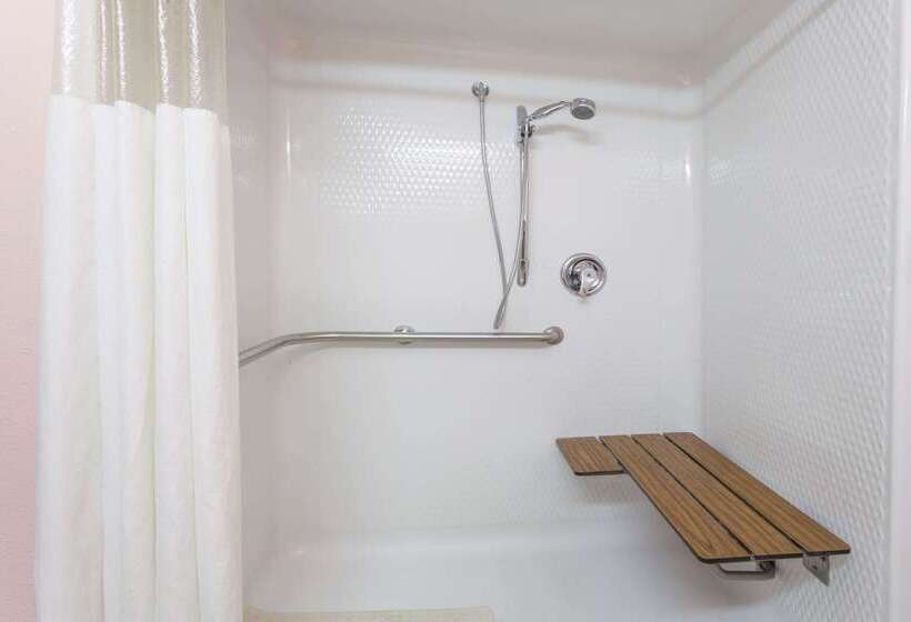 هتل Howard Johnson By Wyndham Airport