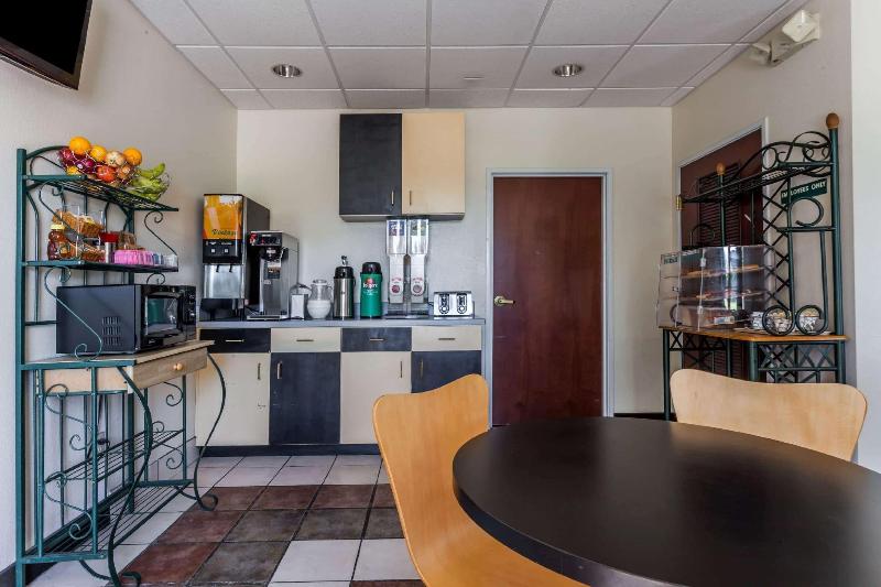 هتل Howard Johnson By Wyndham Airport