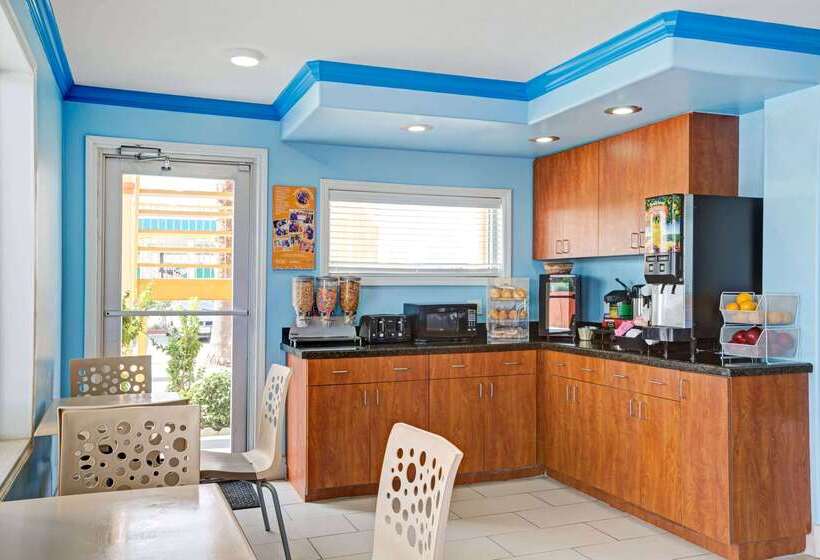 فندق Howard Johnson By Wyndham Galveston