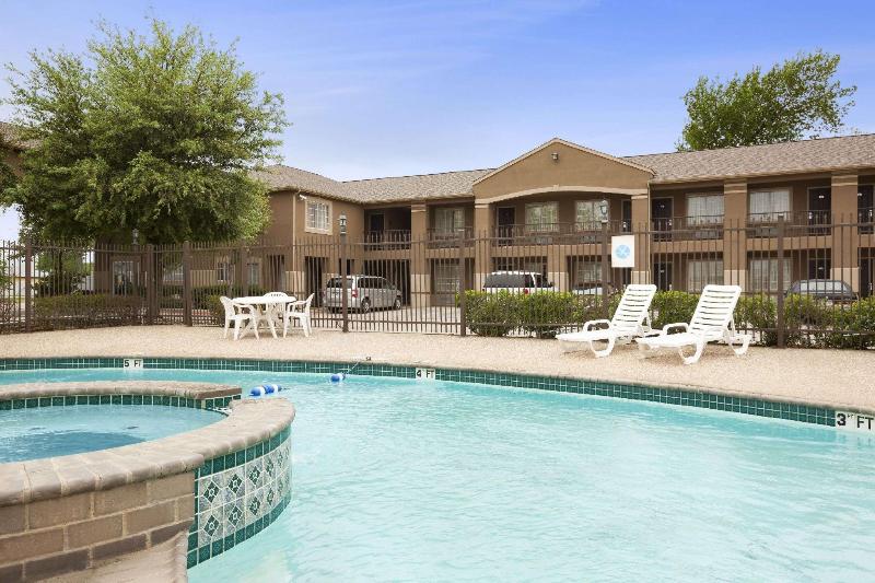 Отель Howard Johnson By Wyndham Grand Prairie Near Lone Star Park
