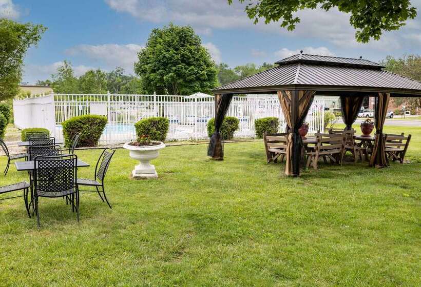 فندق Howard Johnson By Wyndham Lenox