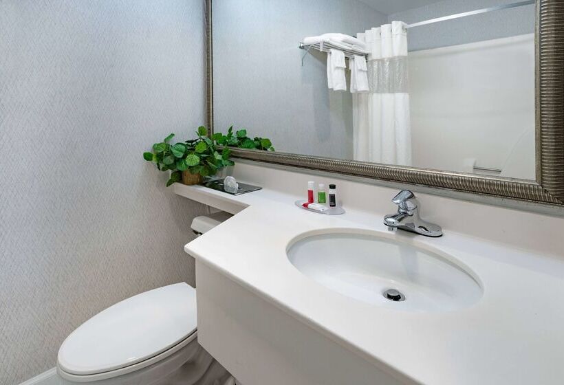 فندق Howard Johnson By Wyndham Lenox