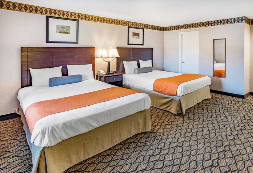 فندق Howard Johnson By Wyndham Lenox