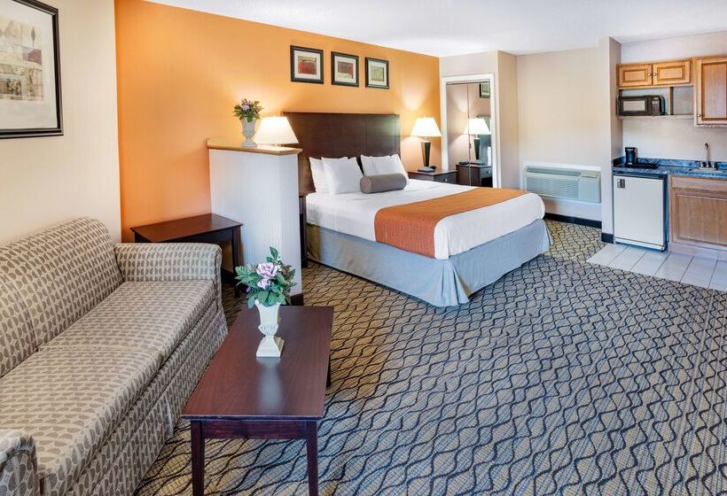 هتل Howard Johnson By Wyndham Lenox