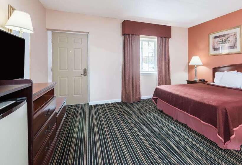 هتل Howard Johnson By Wyndham Lenox