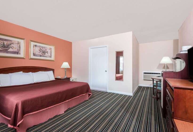 هتل Howard Johnson By Wyndham Lenox