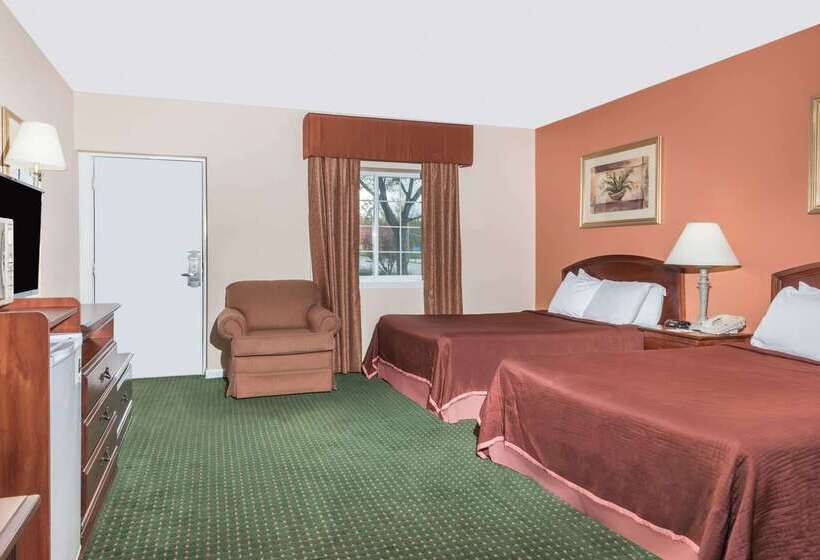 فندق Howard Johnson By Wyndham Lenox