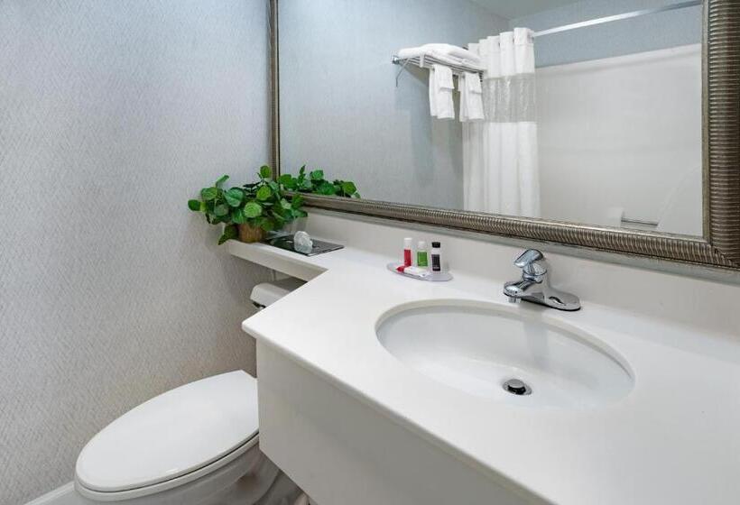 فندق Howard Johnson By Wyndham Lenox