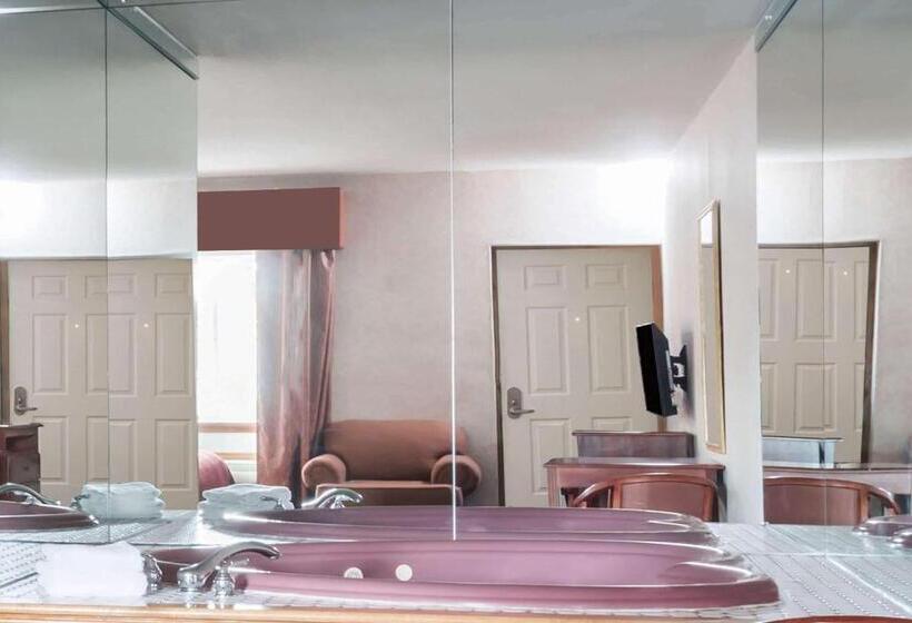 هتل Howard Johnson By Wyndham Lenox