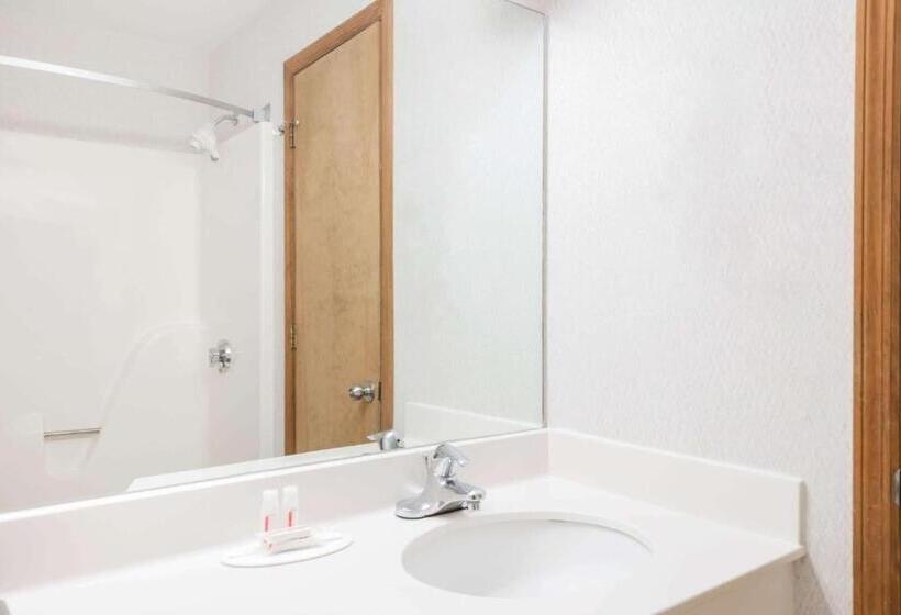 فندق Howard Johnson By Wyndham Lenox