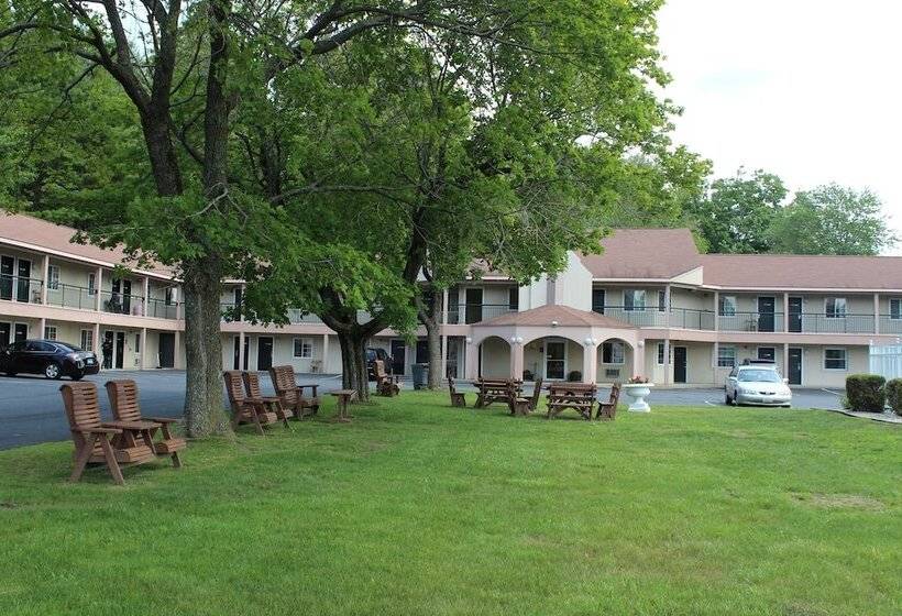 فندق Howard Johnson By Wyndham Lenox