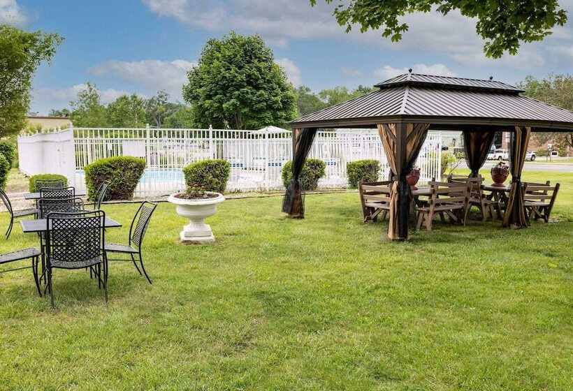 فندق Howard Johnson By Wyndham Lenox