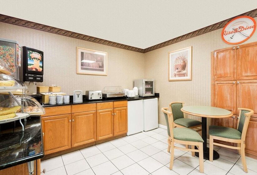 فندق Howard Johnson By Wyndham Lenox