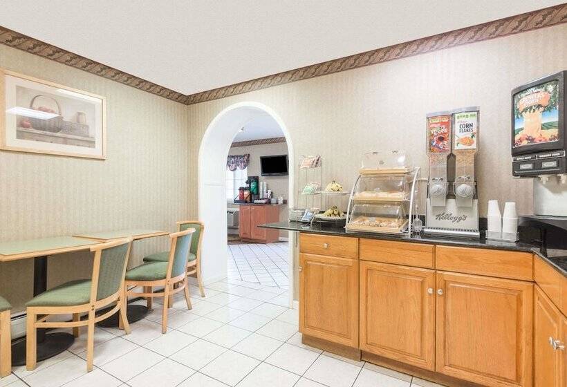 فندق Howard Johnson By Wyndham Lenox