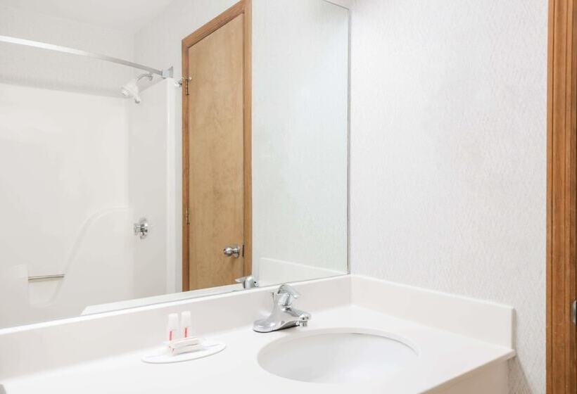 فندق Howard Johnson By Wyndham Lenox