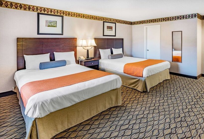 هتل Howard Johnson By Wyndham Lenox