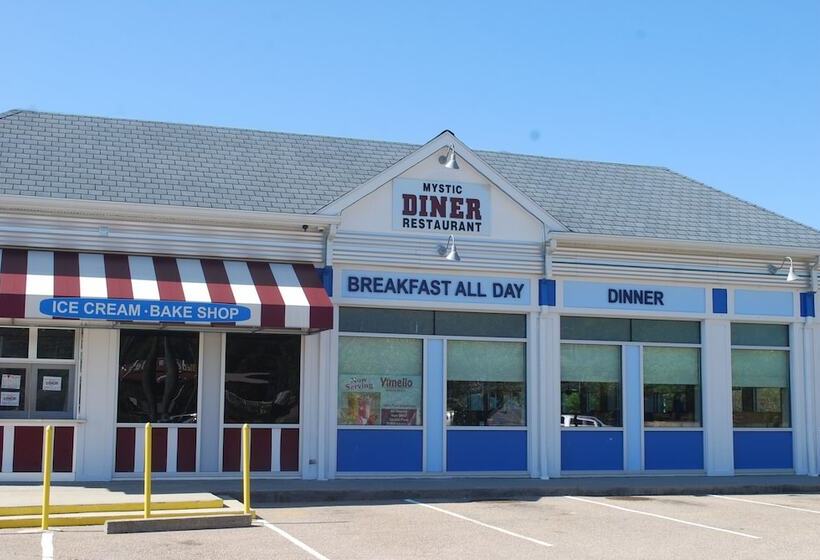 هتل Howard Johnson By Wyndham Mystic