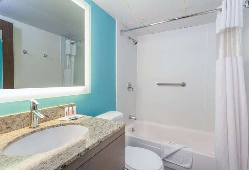 هتل Howard Johnson By Wyndham Mystic