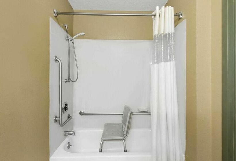 فندق Super 8 By Wyndham Brook Park/cleveland