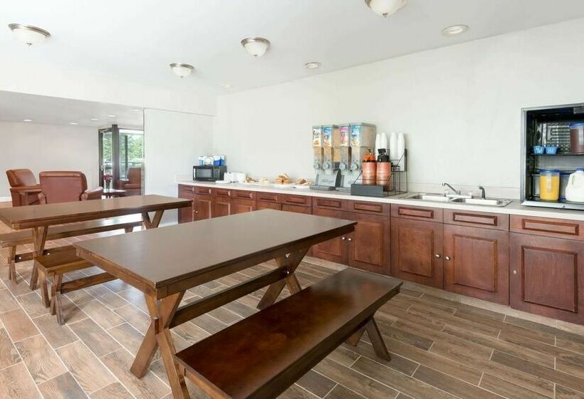 فندق Super 8 By Wyndham Brook Park/cleveland