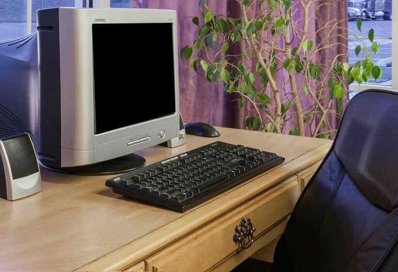 호텔 Howard Johnson By Wyndham Bakersfield