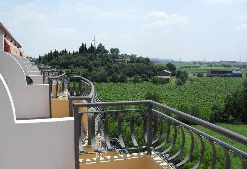 בית מלון כפרי La Rondinaia in Eurocongressi