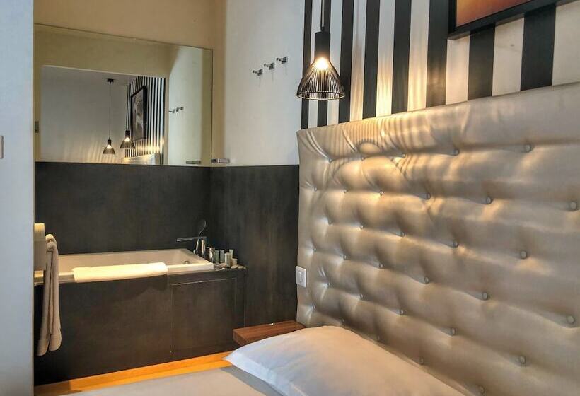 ホテル Le Pré Du Moulin   Maison Alonso   Hôtel & Restaurant