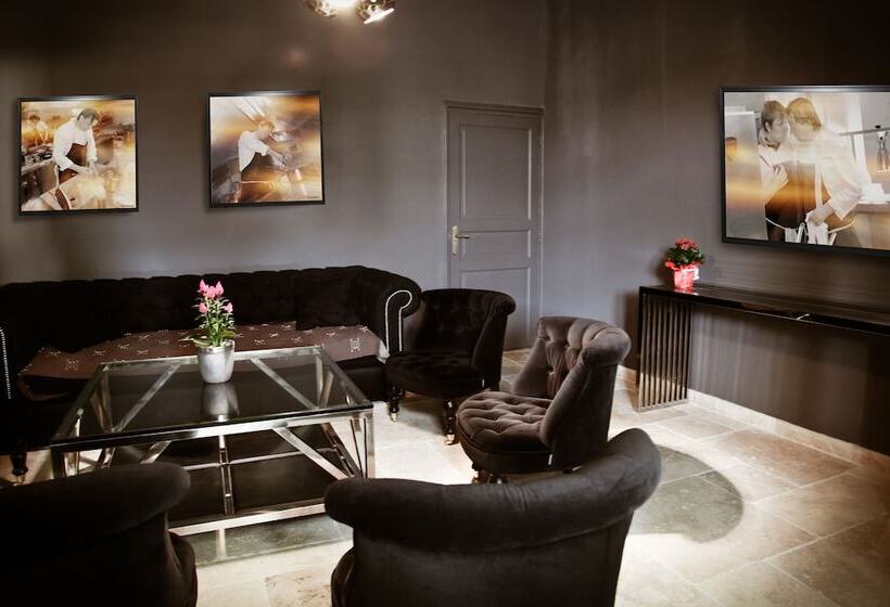 ホテル Le Pré Du Moulin   Maison Alonso   Hôtel & Restaurant