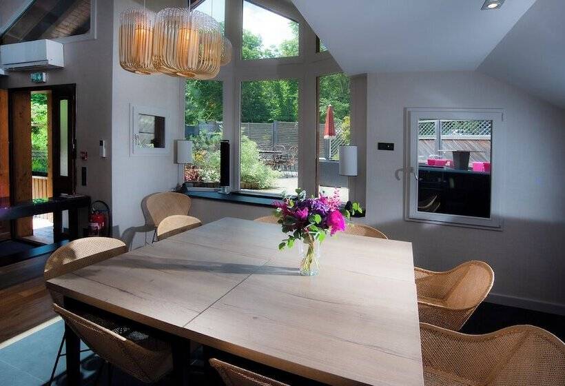 Отель Les Tresoms Lake And Spa Resort