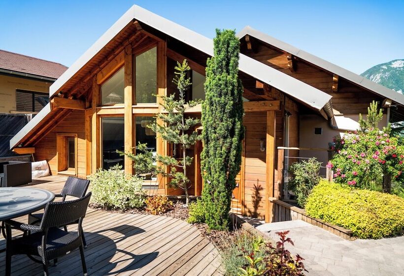 Отель Les Tresoms Lake And Spa Resort