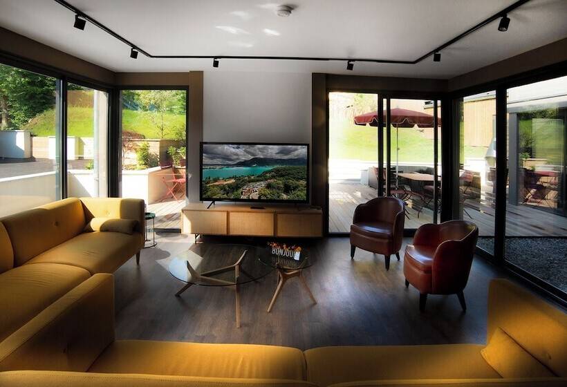 Отель Les Tresoms Lake And Spa Resort