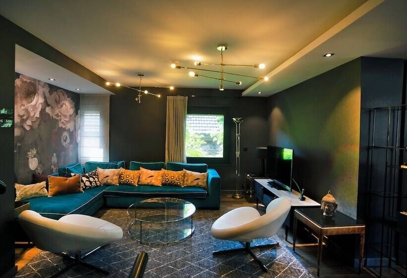 Отель Les Tresoms Lake And Spa Resort