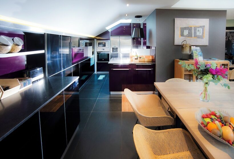 Отель Les Tresoms Lake And Spa Resort