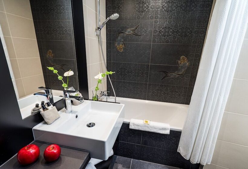 Отель Les Tresoms Lake And Spa Resort