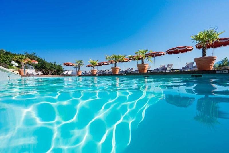 Отель Les Tresoms Lake And Spa Resort