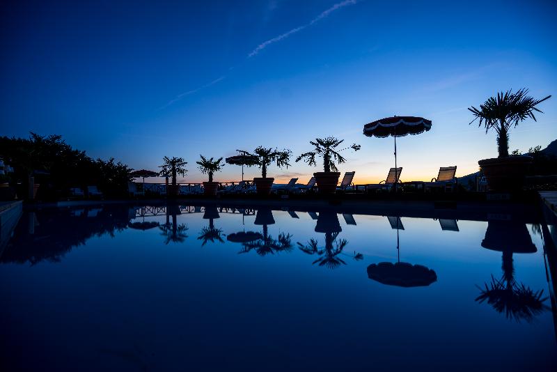 Отель Les Tresoms Lake And Spa Resort