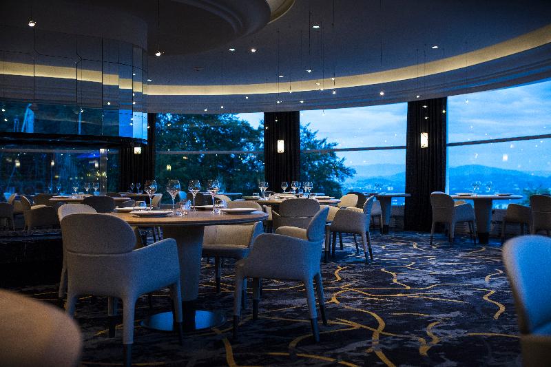 Отель Les Tresoms Lake And Spa Resort