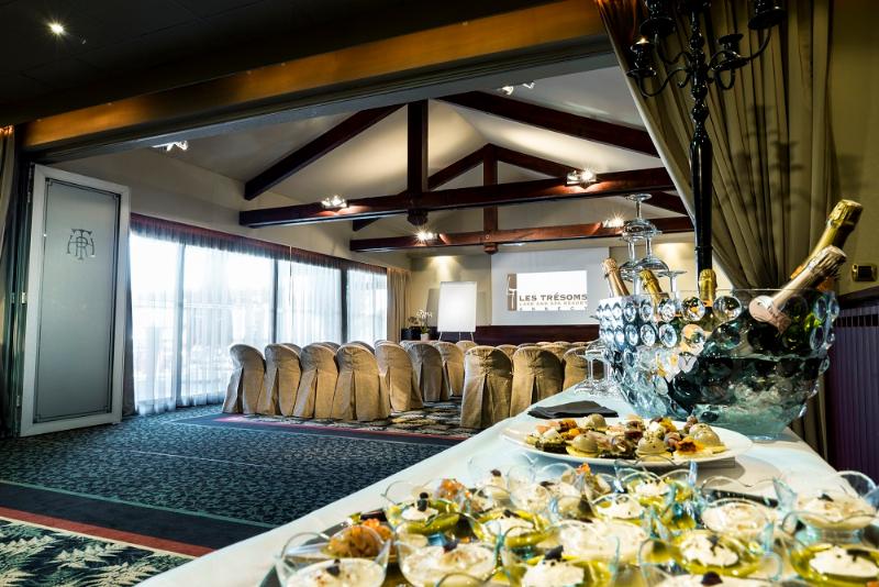 Отель Les Tresoms Lake And Spa Resort