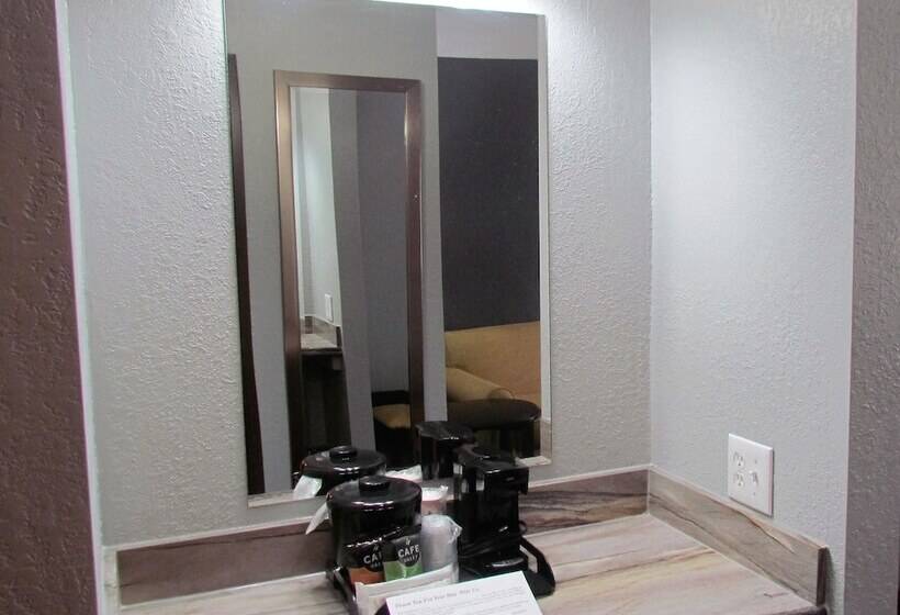 فندق Oak Hill Inn & Suites