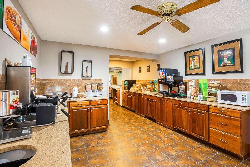 Отель Quality Inn Mitchell I 90