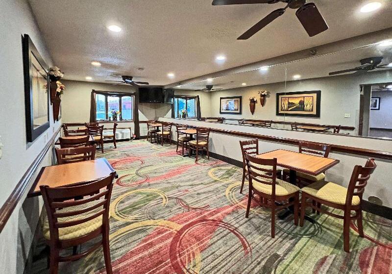 Отель Quality Inn Mitchell I 90