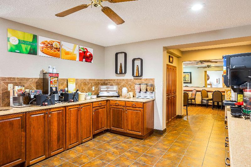 Отель Quality Inn Mitchell I 90