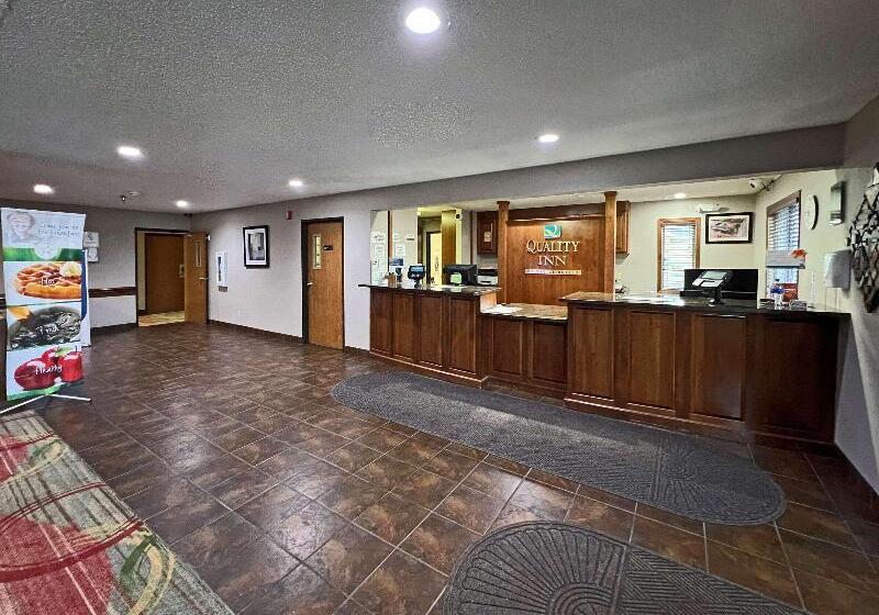 Отель Quality Inn Mitchell I 90