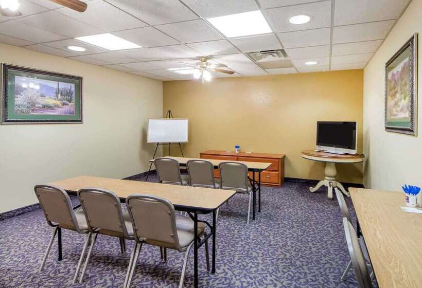 호텔 Quality Inn & Suites Midamerica Industrial Park Area