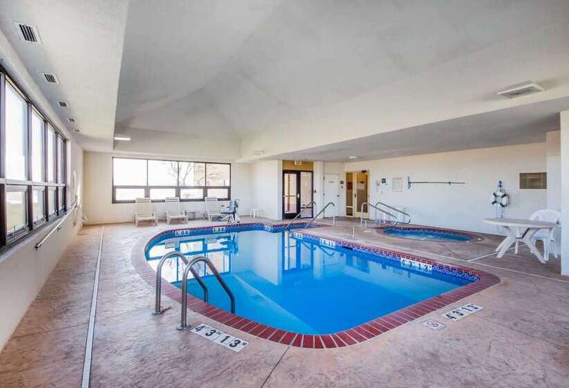 호텔 Quality Inn & Suites Midamerica Industrial Park Area