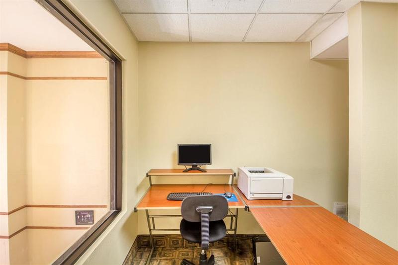 호텔 Quality Inn & Suites Midamerica Industrial Park Area