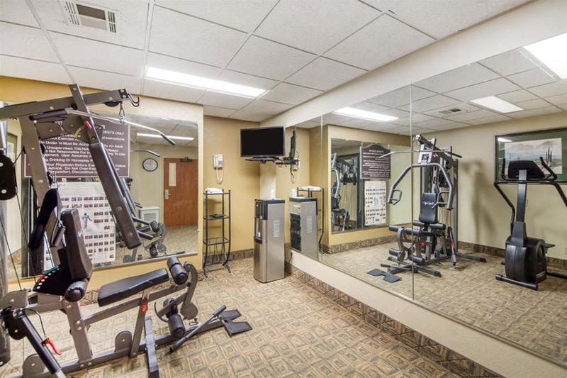 호텔 Quality Inn & Suites Midamerica Industrial Park Area