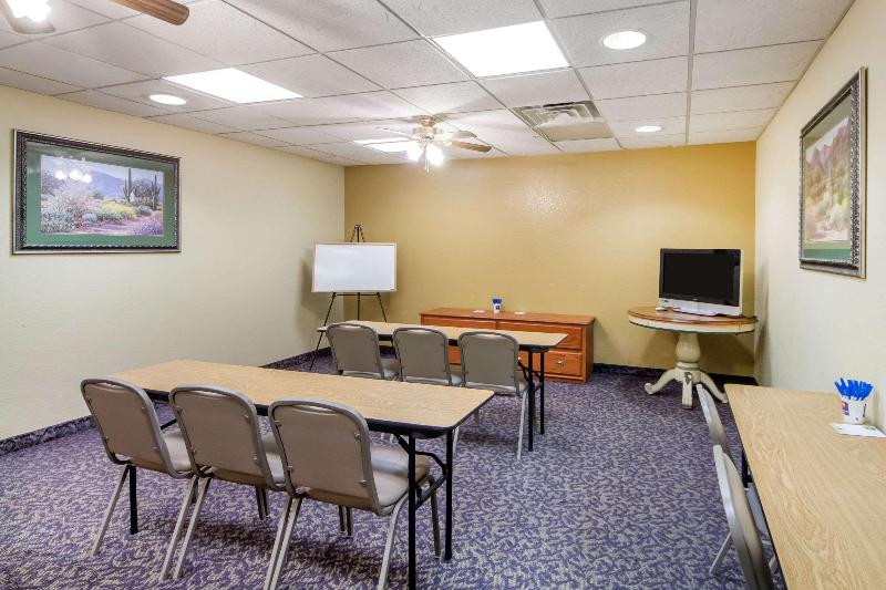 호텔 Quality Inn & Suites Midamerica Industrial Park Area